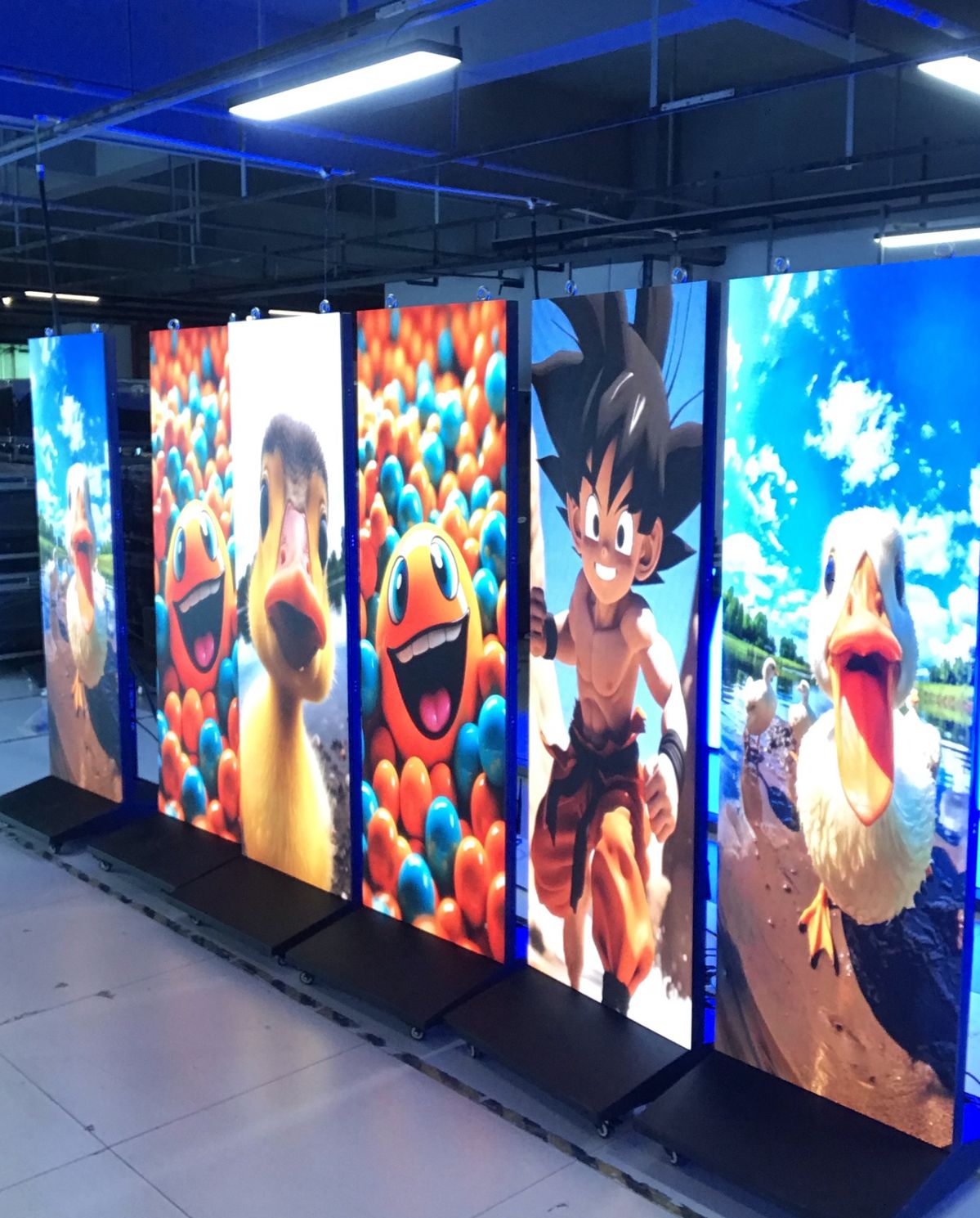 LED poster na pojízdném stojanu